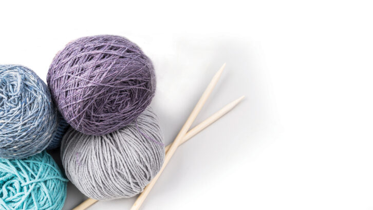knitting needles with yarn